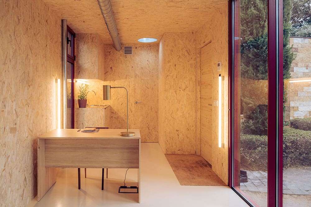 The extensive window of the Tini S brightens up the interior to create an ideal office environment.