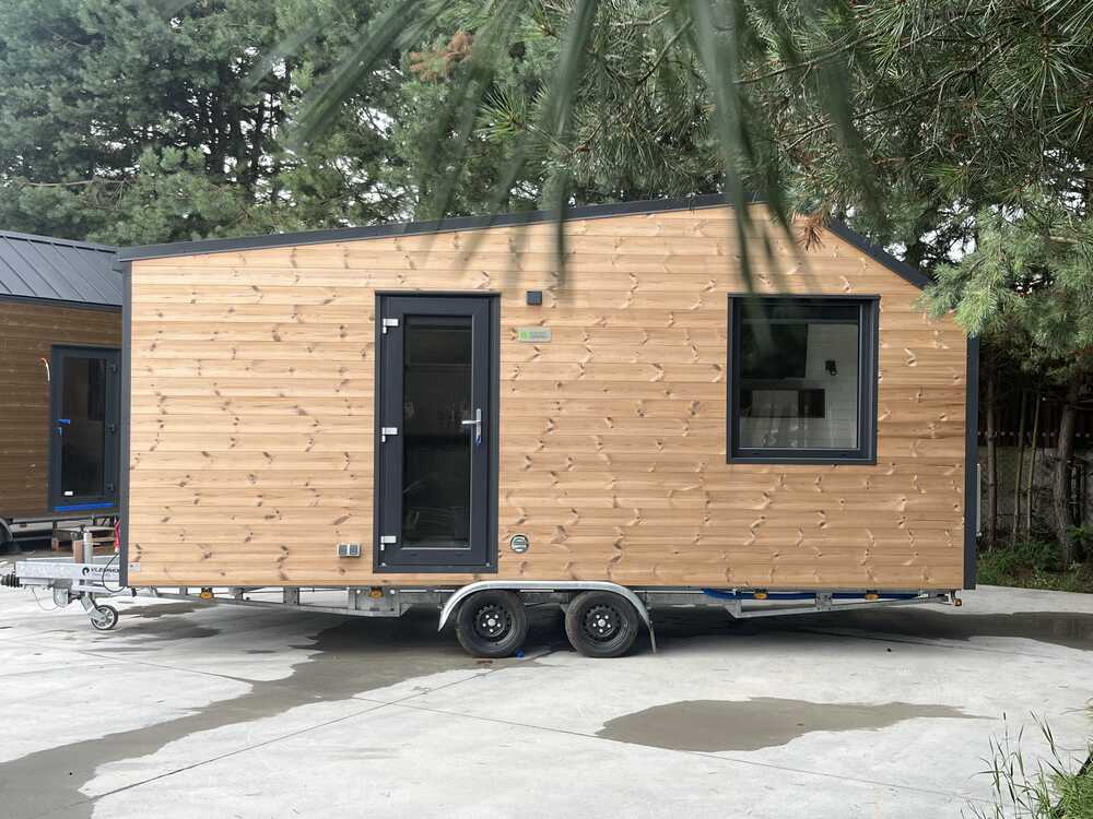 aurora-company-moon-00003