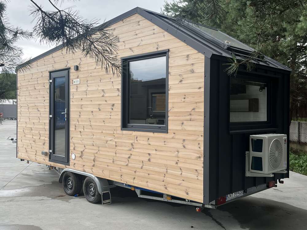 aurora-company-moon-00004