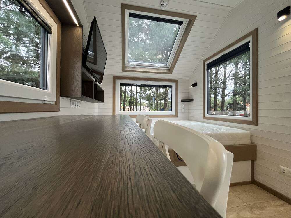 aurora-company-moon-00014