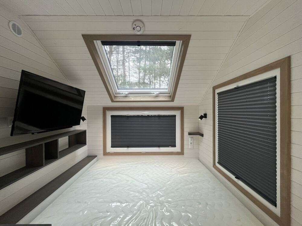 aurora-company-moon-00017