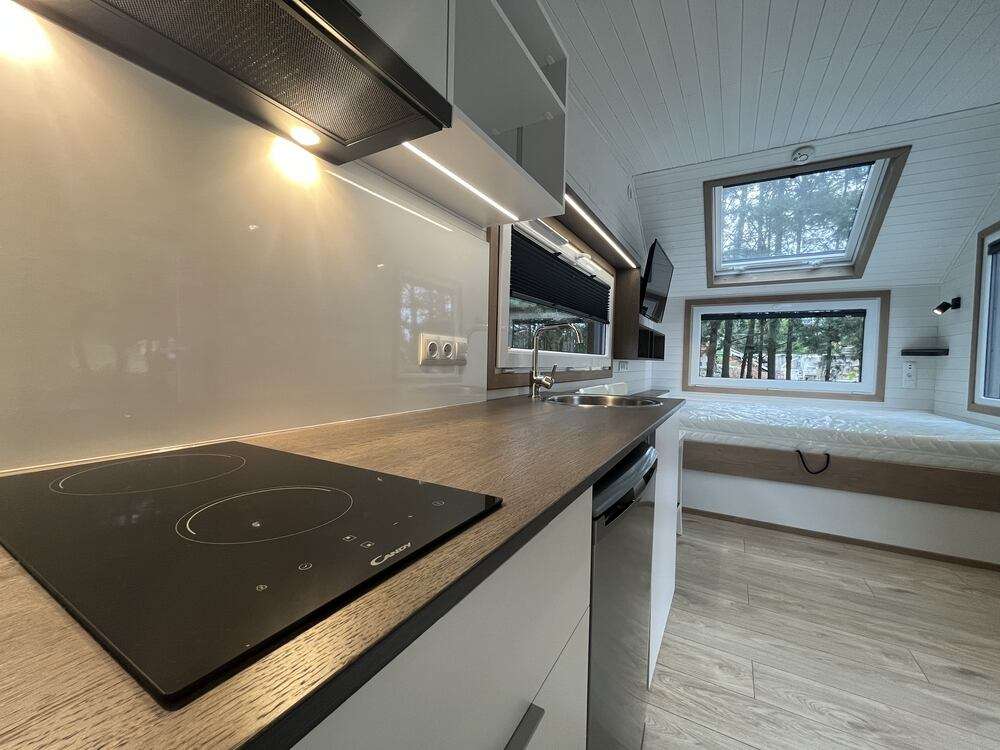 aurora-company-moon-00023