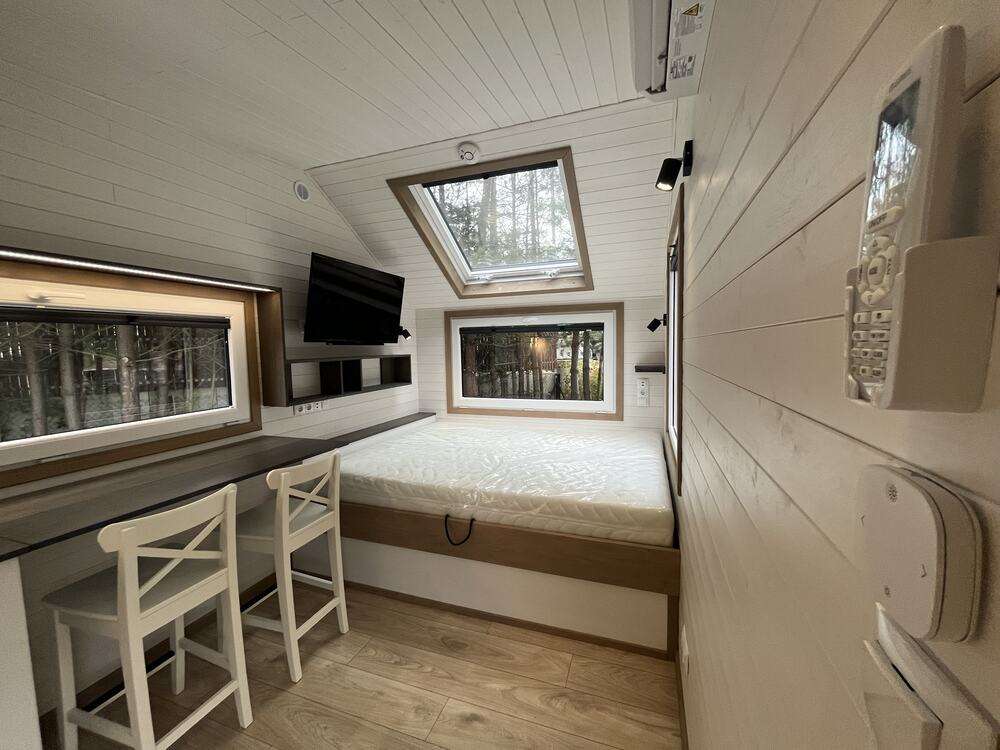 aurora-company-moon-00030