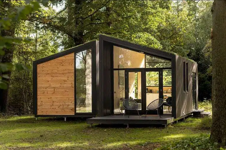 My Home Living Double Lodge vista exterior del Modelo en el jardín