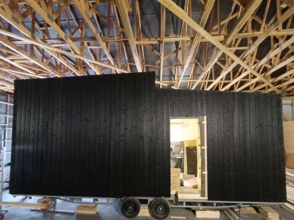Tiny House Loft « Baltic Tiny House » – façade en bois brûlé