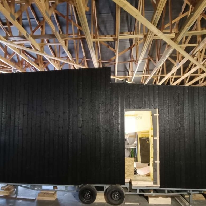 Tiny House Loft « Baltic Tiny House » – façade en bois brûlé